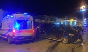 Polisin dur ihtarına uymayan otomobil, minibüse çarptı: 3 yaralı