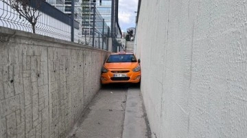 Polisten kaçan taksicinin aracı iki duvar arasına sıkıştı!
