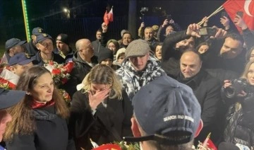 Polonyalı kurtarma ekipleri Türkiye'den Varşova'ya dönüşte alkışlarla karşılandı
