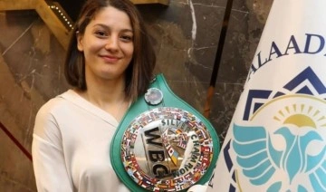 Profesyonel boksör Seren Ay Çetin, WBC gümüş kemerini depremzedeler için açık artırmaya çıkardı