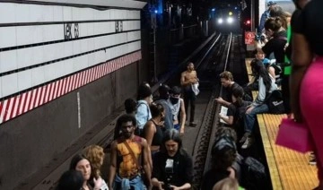 Protestocular metro raylarına atladı: Polis ile çatıştı