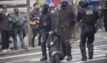 Protestocunun pantolonunu çıkaran polise soruşturma