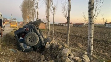 Refüje devrilen arazi aracında 4 kişi yaralandı