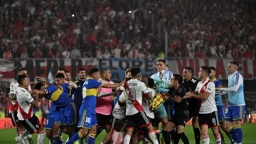 River Plate'in ezeli rakibini mağlup ettiği müsabakada 7 kırmızı kart çıktı