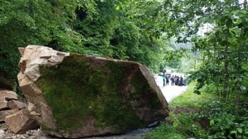 Rize'de heyelan! Yamaçtan kopan dev kaya köy yolunu kapattı