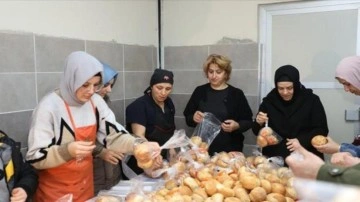 Rize'de liseliler depremzedeler için günlük 10 bin ekmek üretiyor