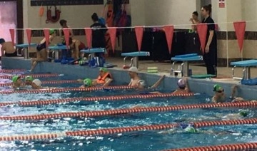 Rize'de müdürlük, yüzme havuzunda kız ve erkek öğrencilere ayrı seans uyguladı