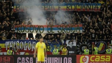 Romanya-Kosova maçında açılan pankart maçı durdurdu! Futbolcular sahayı terk etti