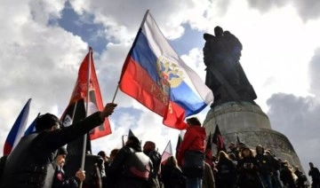 Rus bayraklarının ve sembollerinin sergilenmesi serbest bırakıldı