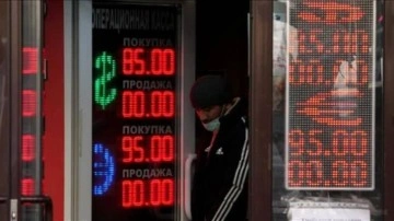 Rusya&rsquo;da nakit dolar ve avro çekimine yönelik kısıtlamalar uzatıldı