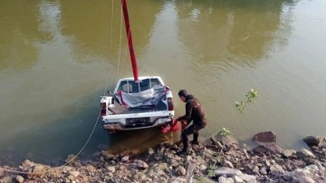 Sakarya Nehri'ne düşen kamyonet 3 gün sonra çıkartıldı