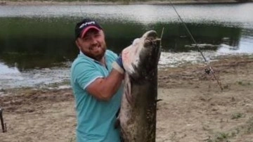 Sakarya'da amatör balıkçıların oltasına takıldı boyu 1.80 metre