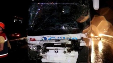 Sakarya'da gece saatlerinde yürekleri ağza getiren kaza: 25 yaralı