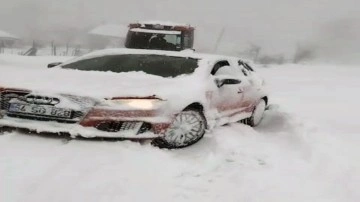Sakarya'da kar sebebiyle mahsur kalan araçlar traktör yardımıyla kurtarıldı