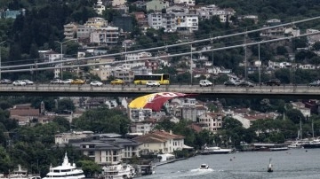 Şampiyon Galatasaray'ın bayrağı İstanbul Boğazı'nda