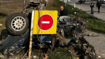 Samsun'da feci kaza otomobil paramparça oldu: 2 ölü 3 yaralı