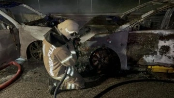 Sancaktepe'de çarpışan iki otomobil yandı!