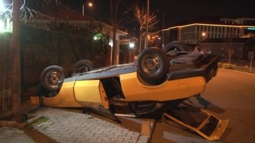 Sancaktepe'de aracının direksiyon hakimiyetini kaybeden sürücü takla atarak durabildi