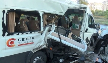 Sancaktepe'de servis minibüsleri çarpıştı: 1'i ağır 4 yaralı