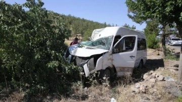 Şanlıurfa'da işçileri taşıyan minibüsün ağaca çarptı: 12 kişi yaralandı!