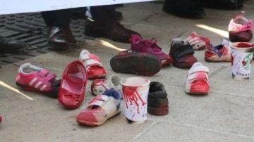 Şanlıurfa’da kanlı çocuk ayakkabıları ile Gazze'deki katliama dikkat çekildi