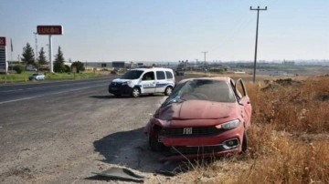 Şanlıurfa'da otomobil şarampole devrildi: 2 kişi yaralandı