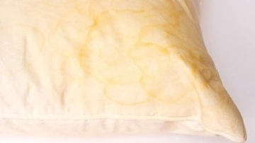 Sapsarı yastıkları 5 dakikada kar beyazına dönüştürüyor: İnatçı sarı lekeler nasıl temizlenir?
