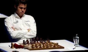 S﻿atranç dünyası şampiyon oyuncu Magnus Carlsen'in hile imasını konuşuyor