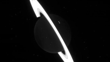 Satürn Halkalarının Florasan Gibi Gözüktüğü Fotoğraf - Webtekno