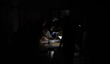Seçim gecesi elektrik kesintisi: Telefon ışığında oy sayılıyor
