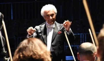 Şef Gürer Aykal, 80. yaşını sahnede kutladı