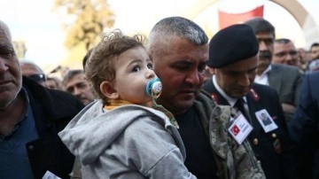 Şehit Binbaşı Mehmet Duman son yolculuğuna uğurlandı şehidin 1 yaşındaki oğlu ağlattı