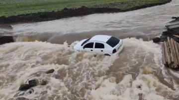 Sel suları otomobili dereye sürükledi! Yolcular son anda kurtuldu!