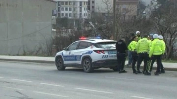 Servis minibüsü trafik polisine çarptı: Durumu ağır