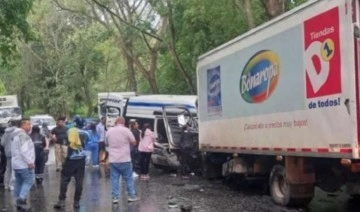 Servis otobüsü kamyon ile çarpıştı: 9 ölü