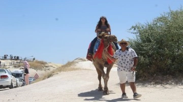Sıcaktan bunalan develere güldüren çözüm! Turistlerle birlikte onlar da...