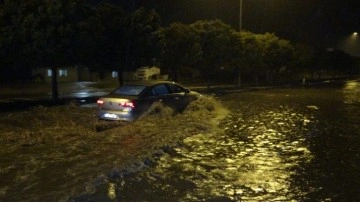 Şiddetli yağış Adıyaman’da etkili oldu, cadde ve sokaklar göle döndü