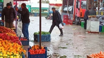 Şiddetli yağış ve fırtına pazarcıyı zor durumu soktu