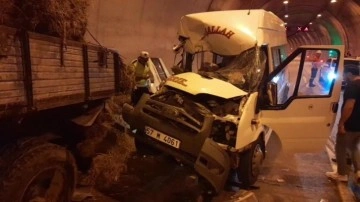Sinop’ta yolcu minibüsüyle traktör çarpıştı: 11 yaralı