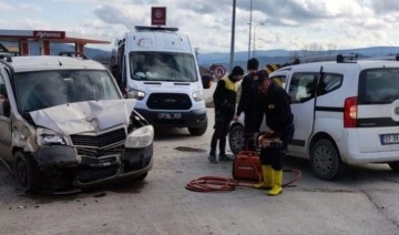 Sinop’ta iki hafif ticari araç çarpıştı: Çok sayıda yaralı var
