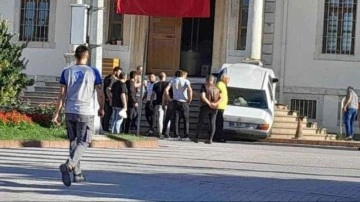 Sinop'ta ilginç kaza: Otomobil adliye merdivenlerine çıktı