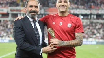 Sivasspor'dan golcüsü Rey Manaj’a plaket