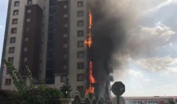 Sivas'ta 12 katlı apartmanda yangın paniği: Dış cephesi kül oldu!