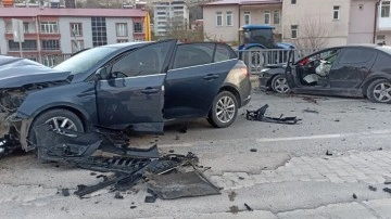 Sivas’ta akıl almaz kaza! Otomobiller kafa kafaya çarpıştı, burunları bile kanamadı