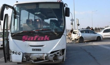 Sivas'ta işçi servisi ile otomobil çarpıştı: 4 yaralı