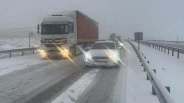 Sivas'ta yoğun kar yağışı! Trafikte aksamalara neden oldu