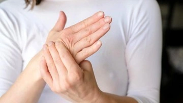 Sol el-parmak uyuşması kalp krizi habercisi mi? Sol el parmak uyuşması neden olur?