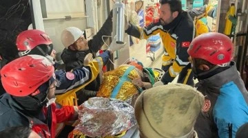 Son Dakika: 212. saatte gelen mucize! 77 yaşındaki Fatma Güngör enkazdan sağ olarak çıkarıldı