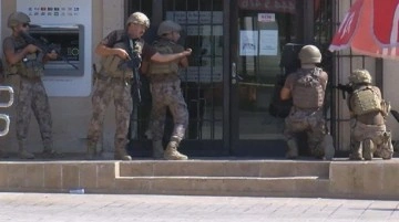 Son dakika! Antalya'da banka müdürü, şube içerisinde silahlı bir kişi tarafından rehin alındı