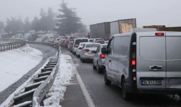 Son Dakika: Bursa-İstanbul karayolunda kar yağışı nedeniyle yoğunluk oluştu